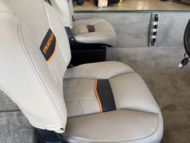 Slide: The Image of Tracker Bass Tracker Classic Limited 2026 - 23