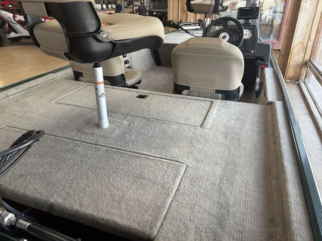 Slide: The Image of Tracker Bass Tracker Classic Limited 2026 - 24