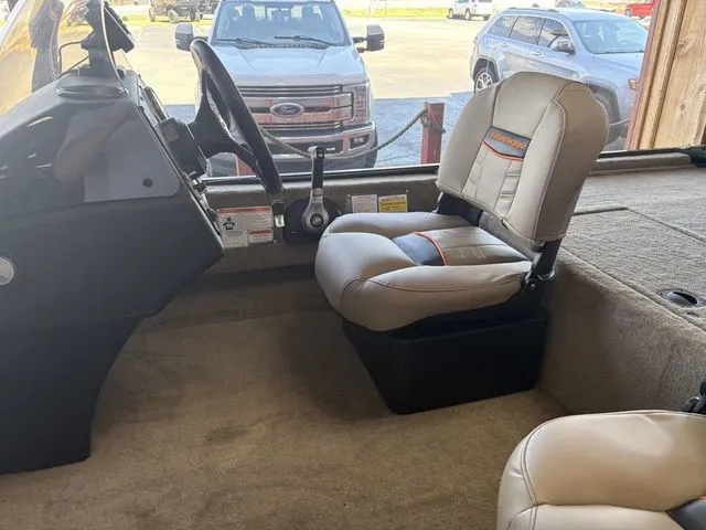 Slide: The Image of Tracker Bass Tracker Classic Limited 2026 - 30