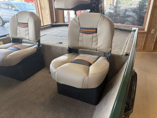 Slide: The Image of Tracker Bass Tracker Classic Limited 2026 - 31