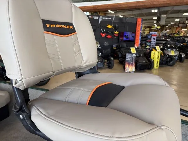 Slide: The Image of Tracker Bass Tracker Classic Limited 2026 - 5