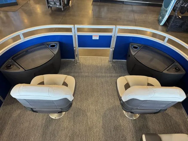 Slide: The Image of Sun Tracker Fishin' Barge 20 DLX 2026 - 13