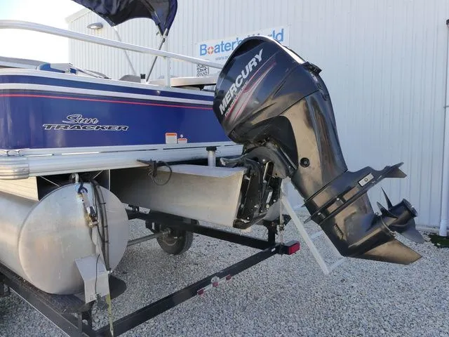 Slide: The Image of Sun Tracker Fishin' Barge 20 DLX 2015 - 4