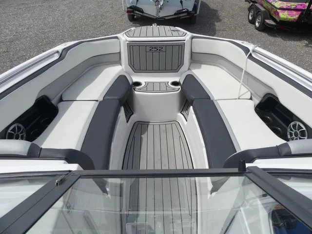 Slide: The Image of Yamaha 252SE 2022 - 10