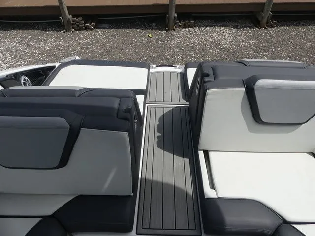 Slide: The Image of Yamaha 252SE 2022 - 18