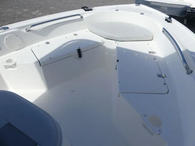 Slide: The Image of Mako 184 Center Console 2019 - 16