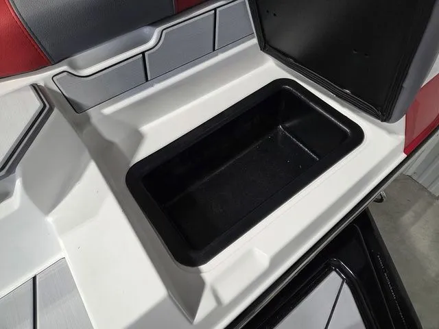 Slide: The Image of Malibu Wakesetter 21 LX 2026 - 11