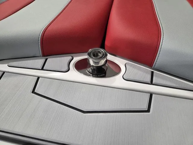 Slide: The Image of Malibu Wakesetter 21 LX 2026 - 12