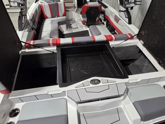 Slide: The Image of Malibu Wakesetter 21 LX 2026 - 13