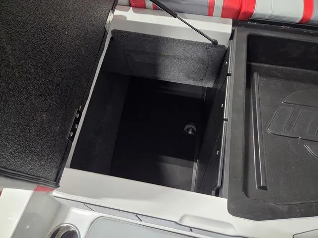 Slide: The Image of Malibu Wakesetter 21 LX 2026 - 14