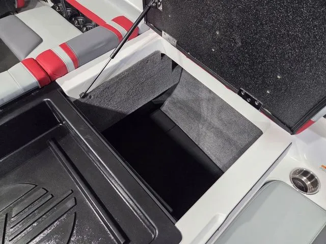 Slide: The Image of Malibu Wakesetter 21 LX 2026 - 15