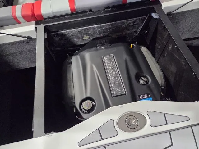 Slide: The Image of Malibu Wakesetter 21 LX 2026 - 16