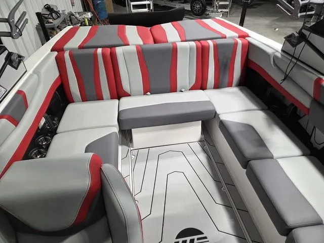 Slide: The Image of Malibu Wakesetter 21 LX 2026 - 17