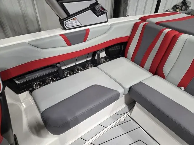 Slide: The Image of Malibu Wakesetter 21 LX 2026 - 18