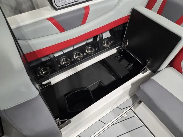 Slide: The Image of Malibu Wakesetter 21 LX 2026 - 19