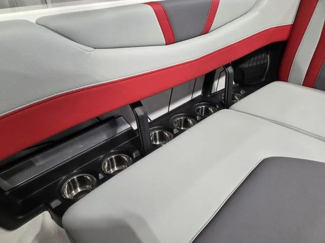 Slide: The Image of Malibu Wakesetter 21 LX 2026 - 20