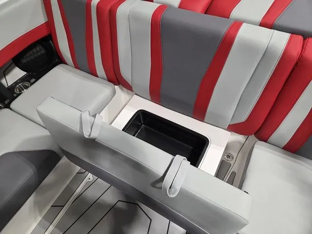 Slide: The Image of Malibu Wakesetter 21 LX 2026 - 21