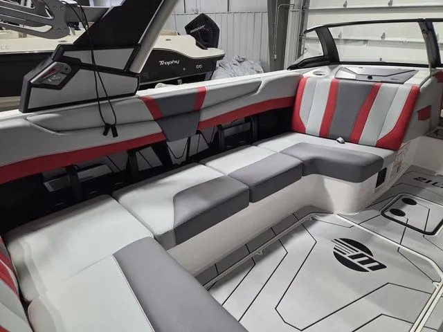 Slide: The Image of Malibu Wakesetter 21 LX 2026 - 22