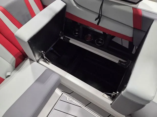 Slide: The Image of Malibu Wakesetter 21 LX 2026 - 23