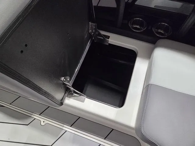 Slide: The Image of Malibu Wakesetter 21 LX 2026 - 24