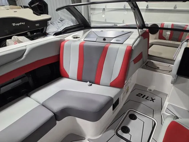 Slide: The Image of Malibu Wakesetter 21 LX 2026 - 26