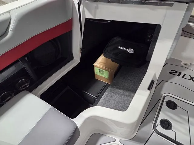 Slide: The Image of Malibu Wakesetter 21 LX 2026 - 27