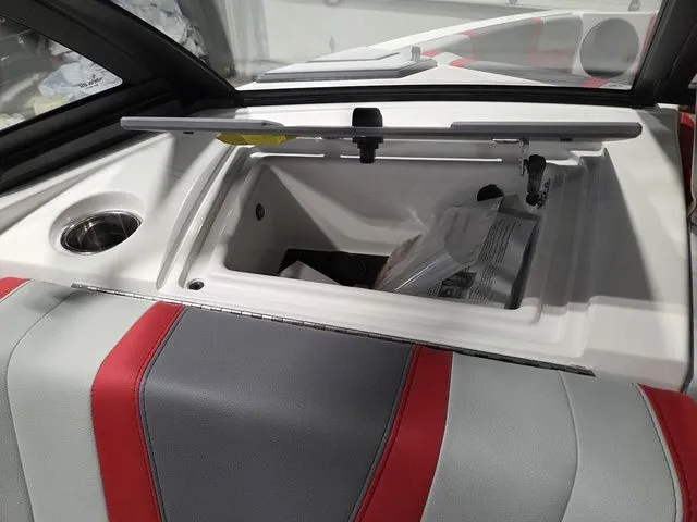 Slide: The Image of Malibu Wakesetter 21 LX 2026 - 28