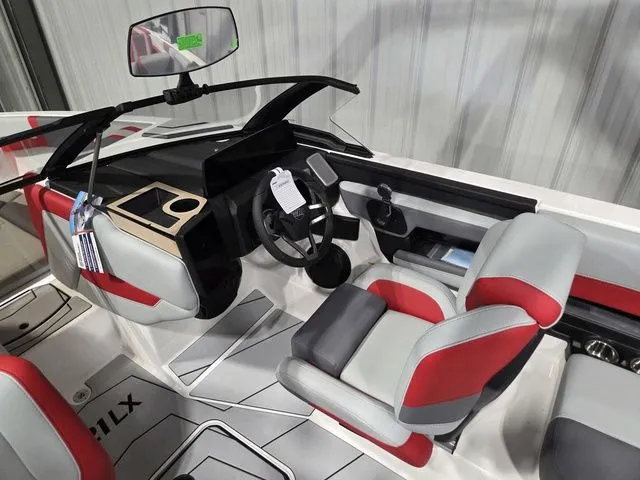 Slide: The Image of Malibu Wakesetter 21 LX 2026 - 29