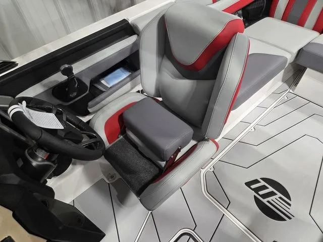 Slide: The Image of Malibu Wakesetter 21 LX 2026 - 30