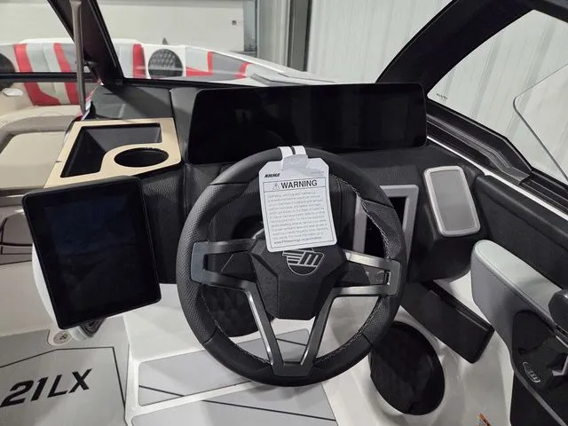 Slide: The Image of Malibu Wakesetter 21 LX 2026 - 31