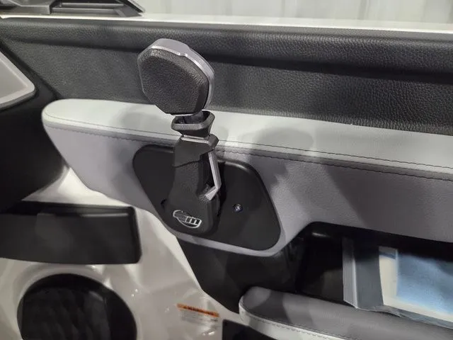 Slide: The Image of Malibu Wakesetter 21 LX 2026 - 35