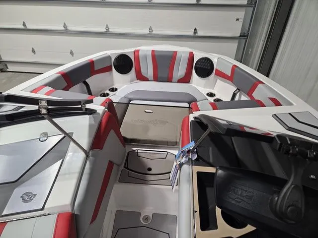 Slide: The Image of Malibu Wakesetter 21 LX 2026 - 36