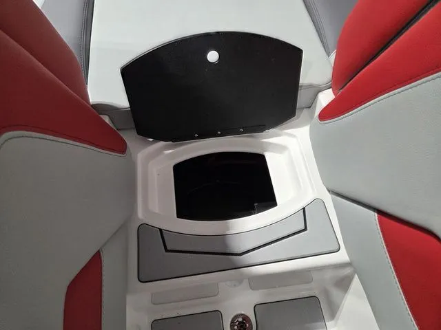 Slide: The Image of Malibu Wakesetter 21 LX 2026 - 37