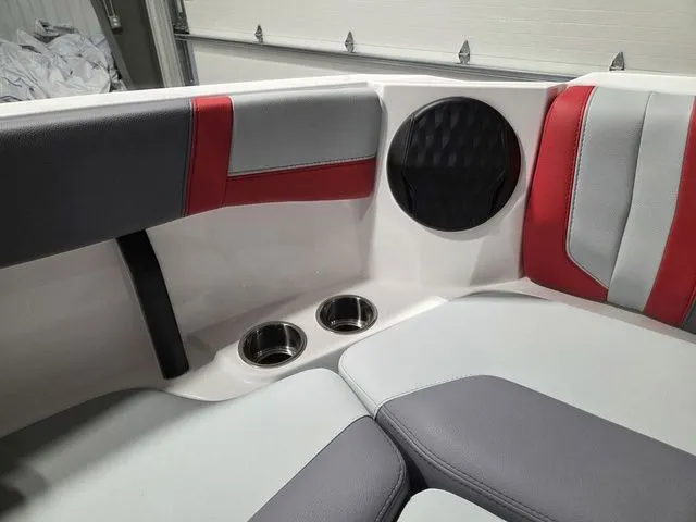 Slide: The Image of Malibu Wakesetter 21 LX 2026 - 39