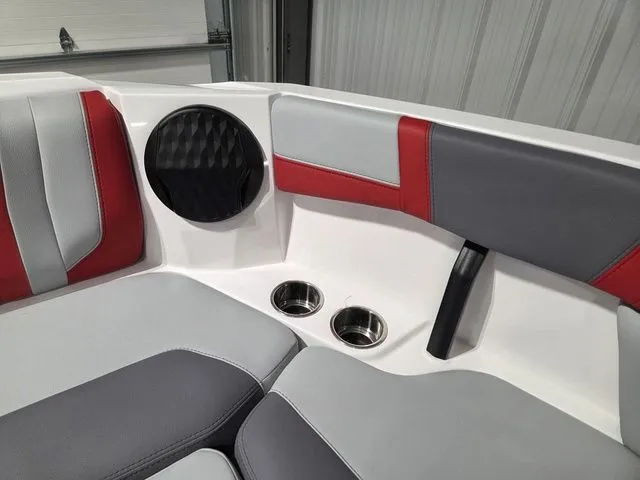 Slide: The Image of Malibu Wakesetter 21 LX 2026 - 40