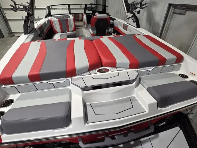 Slide: The Image of Malibu Wakesetter 21 LX 2026 - 9