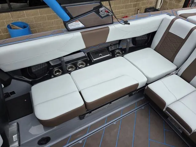 Slide: The Image of Malibu Wakesetter 23 LSV 2026 - 11