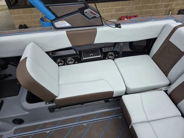 Slide: The Image of Malibu Wakesetter 23 LSV 2026 - 12