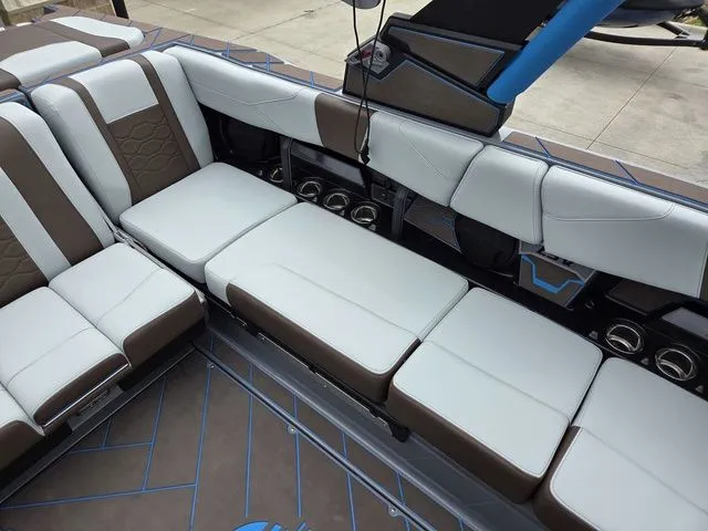 Slide: The Image of Malibu Wakesetter 23 LSV 2026 - 15