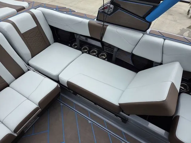 Slide: The Image of Malibu Wakesetter 23 LSV 2026 - 16