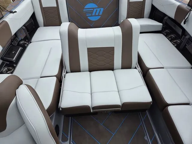 Slide: The Image of Malibu Wakesetter 23 LSV 2026 - 18