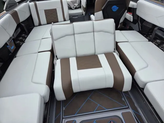 Slide: The Image of Malibu Wakesetter 23 LSV 2026 - 20