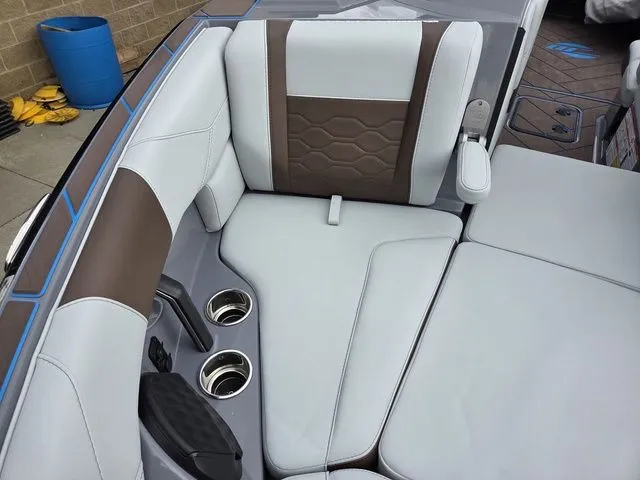 Slide: The Image of Malibu Wakesetter 23 LSV 2026 - 32