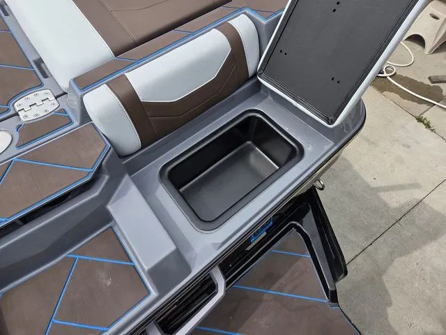 Slide: The Image of Malibu Wakesetter 23 LSV 2026 - 7