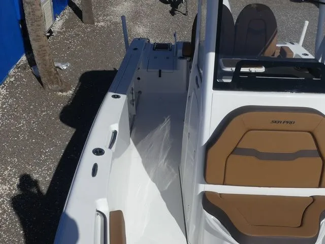 Slide: The Image of Sea Pro 242 Center Console DLX 2026 - 16