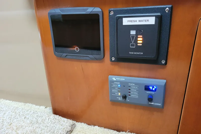 Slide: The Image of Control panel on 2001 Carver 570 Voyager Pilothouse, featuring fresh water tank monitor. - 22