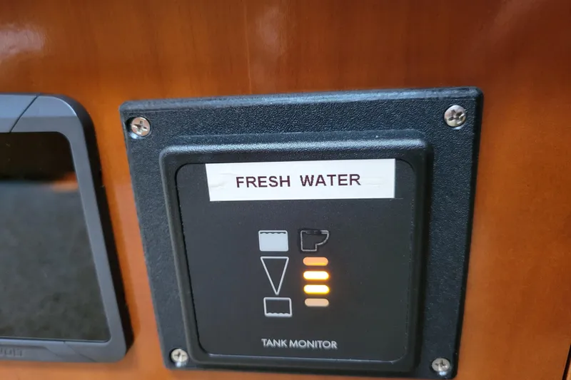 Slide: The Image of Fresh water tank monitor on 2001 Carver 570 Voyager Pilothouse yacht. - 24