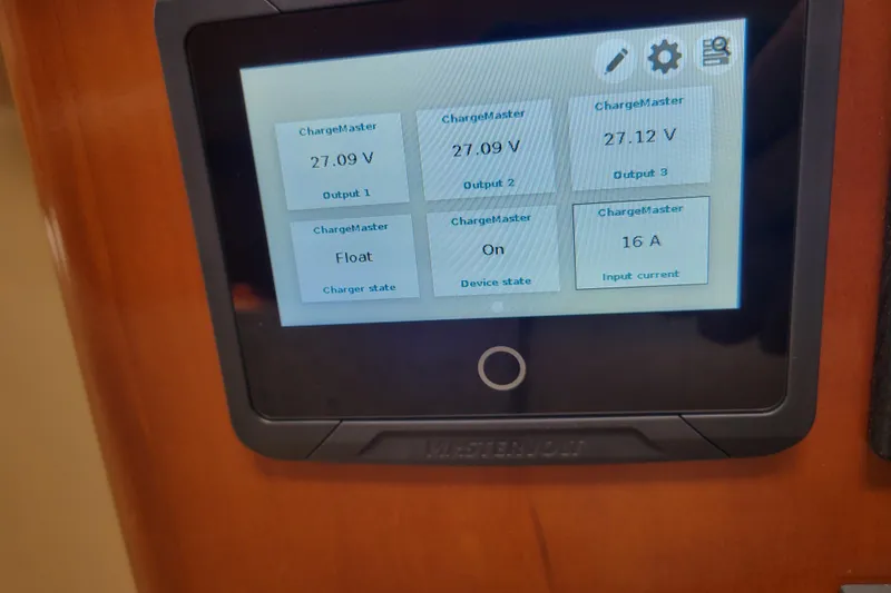 Slide: The Image of Display screen on 2001 Carver 570 Voyager Pilothouse showing ChargeMaster voltage and current. - 25