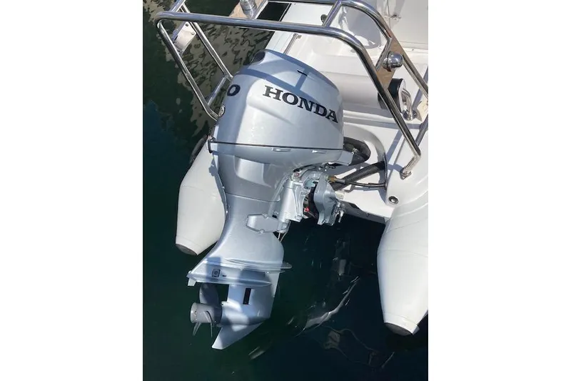 Slide: The Image of Outboard motor on a 2018 Sea Ray Sundancer 350 Coupe, docked in water. - 26