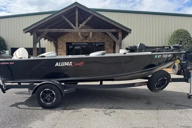 The Image of 2020 Alumacraft Summit 180 boat on trailer, parked outside a building. - 1